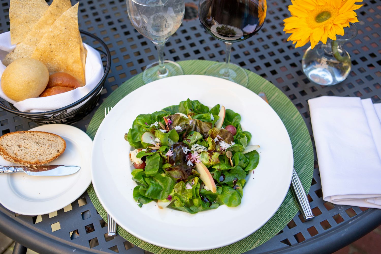 Salat auf Tisch